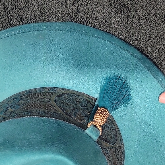 Hat N Roses - Picture 4 of 5